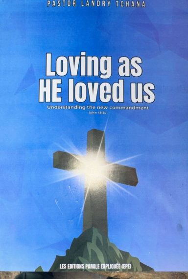 Titre "Loving as He loved us" avec une croix illuminée et un ciel bleu en arrière-plan.